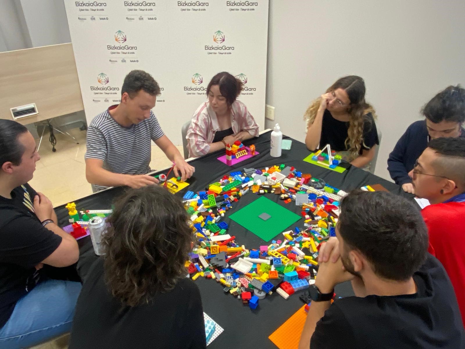 Jóvenes participando en la dinámica