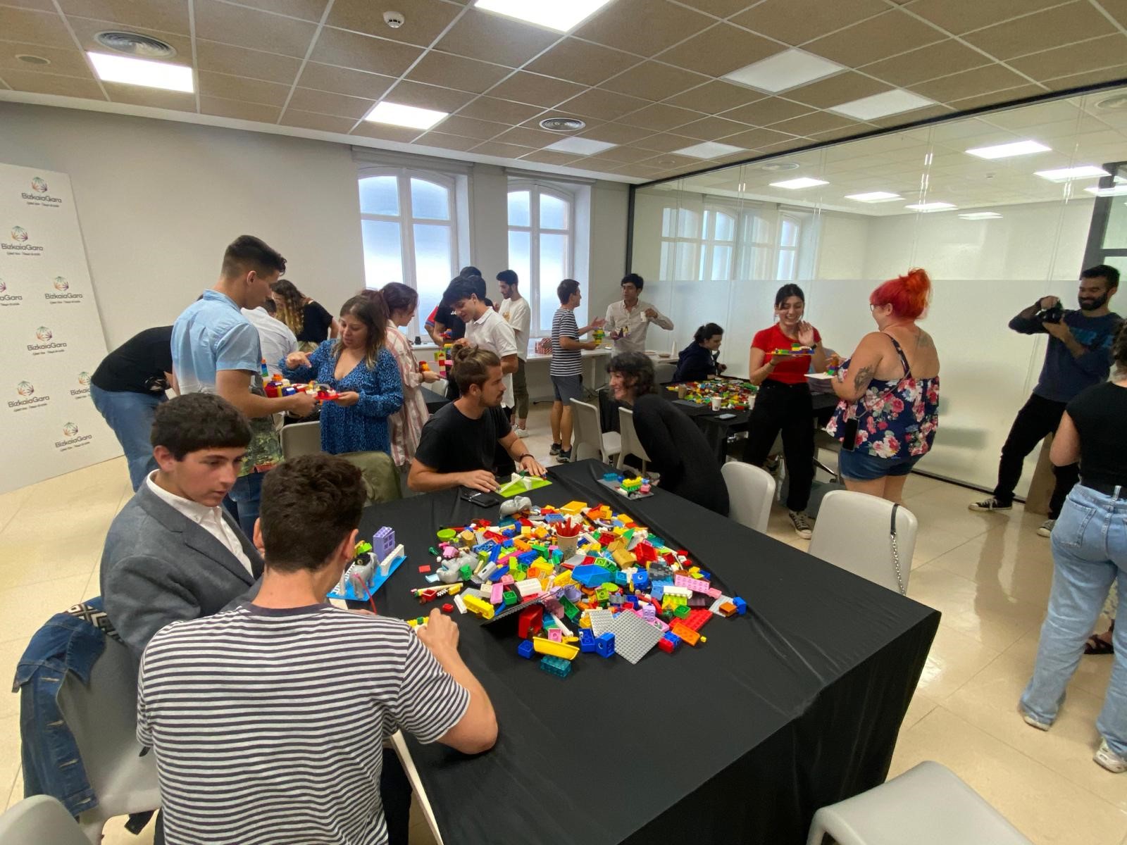 Jóvenes participando en la dinámica