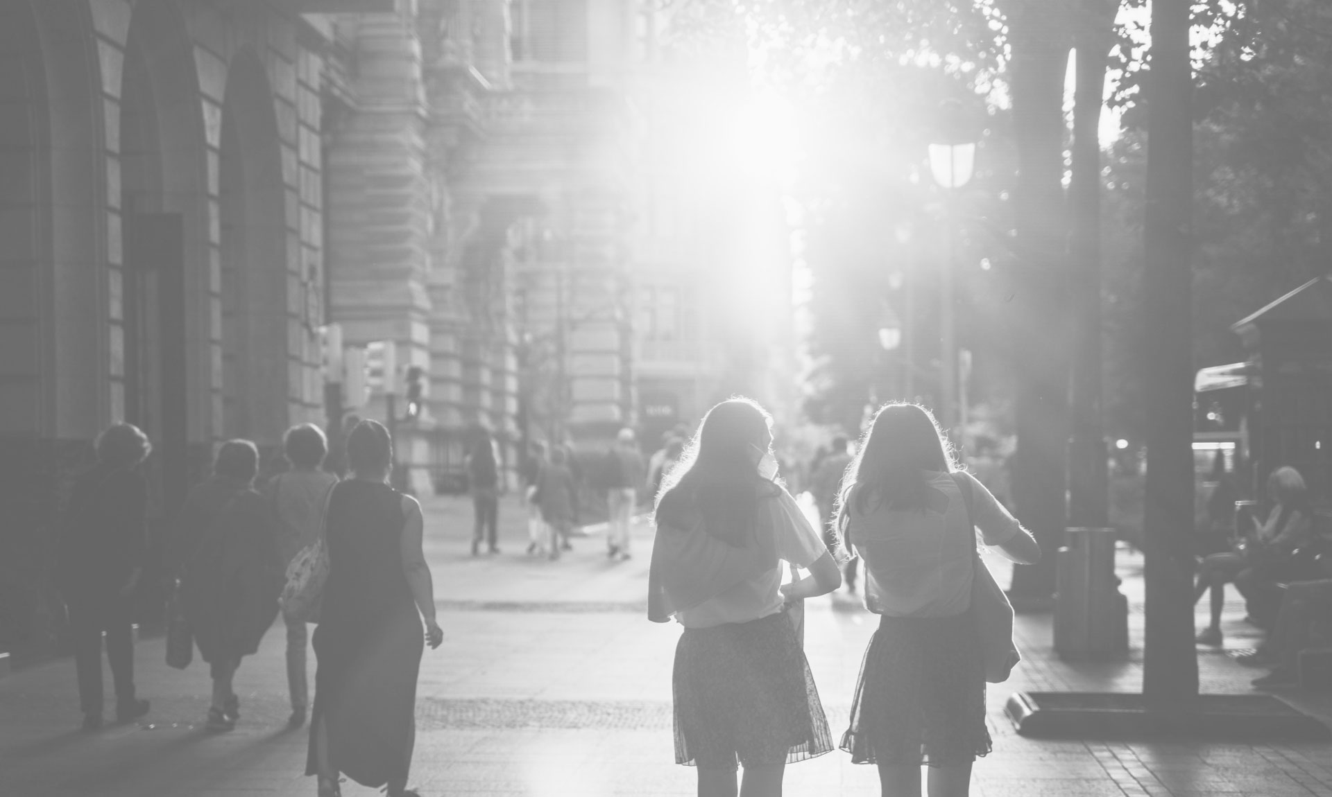 Imagen de gente paseando por las calles de Bilbao