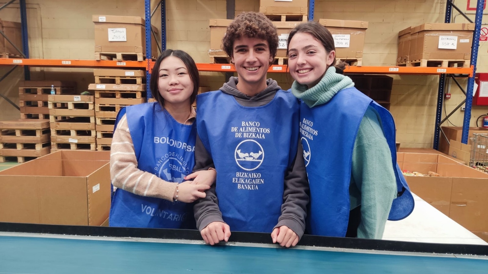 Alumnado colegio Urdaneta en recogida del Banco de Alimentos de Bizkaia