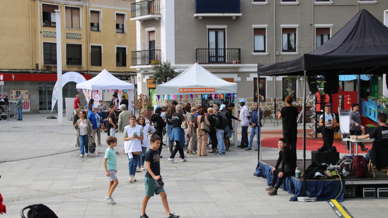 BizkaiaGara Eguna 2026 reunió en Getxo a cientos de personas y decenas de entidades sociales para celebrar que lo común activa