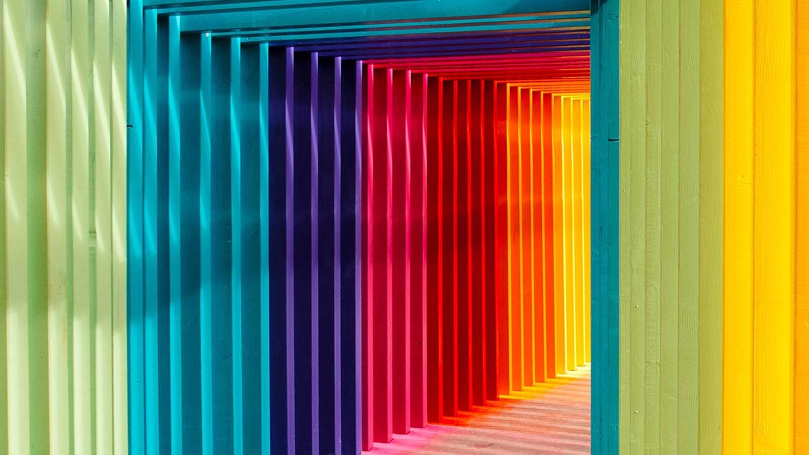 Imagen de una entrada pintada con los colores del arcoíris
