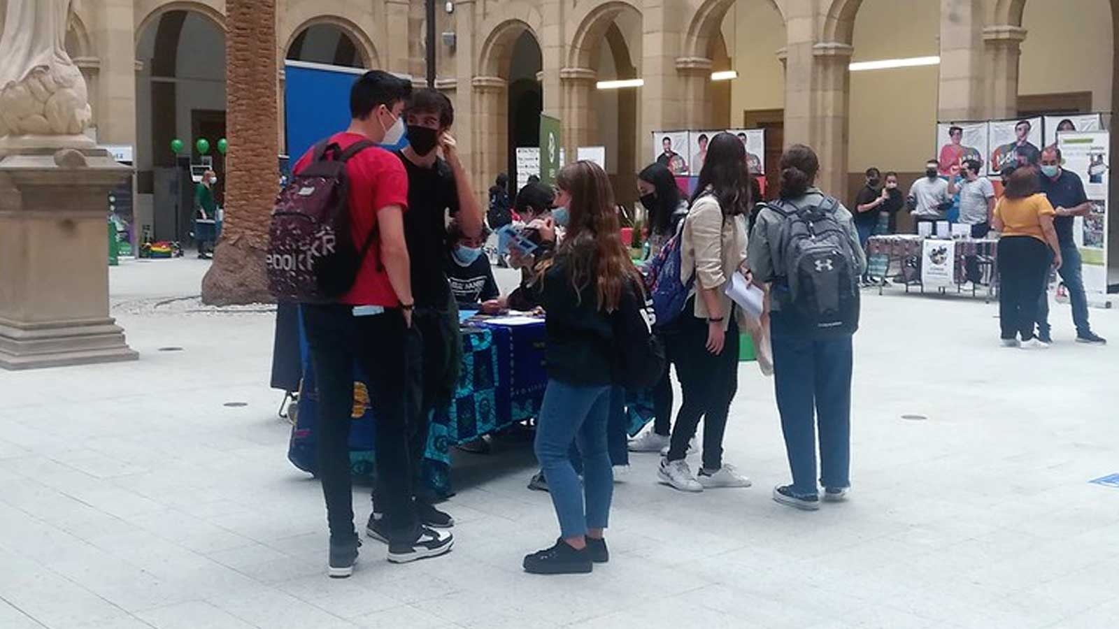 Imagen de la una de las ferias del voluntariado universitarias