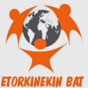  Etorkinekin bat