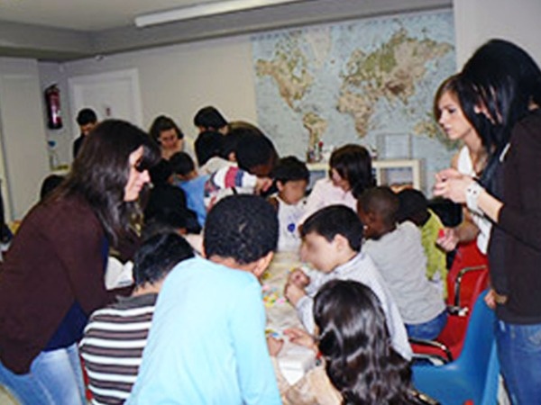 Imagen de los alumnos del Colegio María Innmaculada de Bilbao y los menores de la asociación Bakuva)