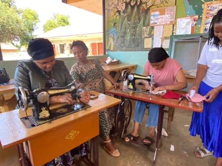 Mujeres trabajando en su emprendimiento)